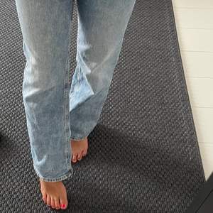 Vida jeans från Lindex, inga defekter eller slitningar vid hälen. (Reglerbara i midja)