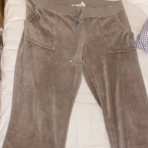 Juicy Couture byxor (beiga)  - Helt nya! Ändrat testade. De är i färgen beige och är skitsnygga men jag kunde tyvärr inte ha dem. Jag är 180 och dessa var alldeles för korta för mig så därför säljer jag dem här nu. Små i storleken.