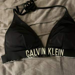 Säljer denna bikini toppen från Calvin Klein då jag inte använder den på över ett år, storlek M 