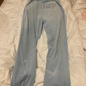 Juicy byxor  - Säljer ett par juicy byxor storlek xs. Använda ca 5 gånger 450 kr eller bud. Fraktas eller hämtas upp i Växjö. 