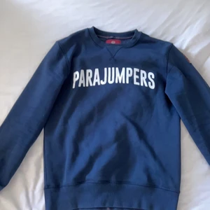 Parajumper sweatshirt och kenzo sweatshirt  - Hej!   Jag säljer två sweatshirt då jag inte har en använding av de. Båda är i storlek L. Köpta i johnells. Har inge kvitto kvar pågrund av de.  Köpte de för 1499kr var. Säljer de för 350kr styck.   Båda kan fraktas med postnord.