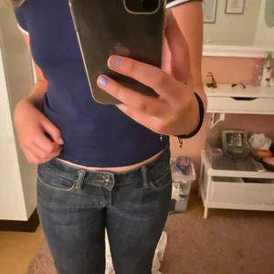 Jeans  mango - Ett par super snygga jeans till dig som gillar låg midjade jeans🫶 super snyggt till t-shirts, stickade och massa andra tröjor❤️ tryck snälla inte på köp direkt utan du kan skriva med mig och så löser vi det med swish❤️ det är storlek 38 men passar på S