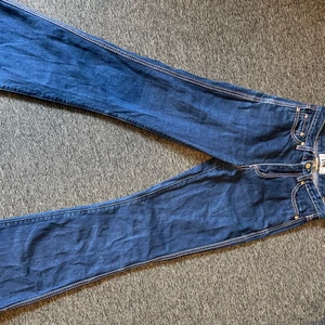 Eytys jeans  - Säljer mina eytys jeans då dem är för små, mycket fint skick, midje storleken är 25 och ny pris ligger runt 2000 pris går att diskutera vid snabb affär och hör av er om ni vill ha fler bilder💕