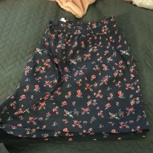 Shorts  - Gulliga shorts med fina blommor på! Ganska baggy på och super skönt luftigt material! 