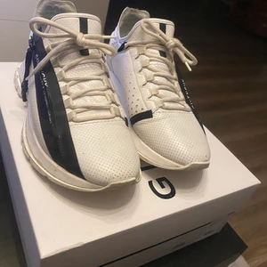 Givenchy skor strl 44 - Säljer ett par givenchy skor, som jag har använt ett par gånger. Föredrar att mötas face 2 face, men skulle kunna skicka skorna också.   Nypris 7000kr. 