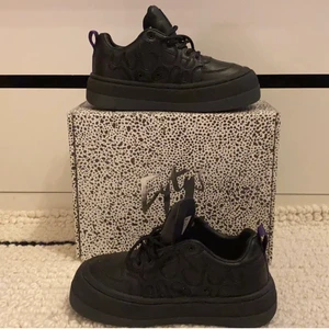 Eytys! - Ett par jätte snygga eytys i super duper bra skick säljer dem för att har aldrig andvänd köpte för 2900 självklart får tyg påse och box till skorna!💗💗💗