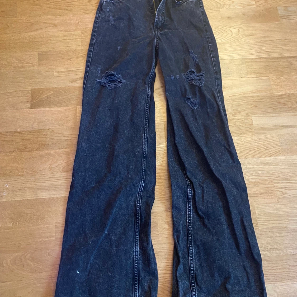 Svarta jeans med hål!