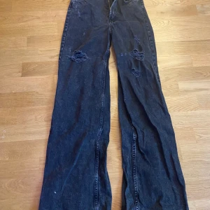 Svarta jeans med hål! - Jättefint skick.  100kr+frakt!