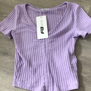 Tröja - Säljer en lila magtröja storlek XS inget hål eller något i den andvänt en gång. 10/10 skick.