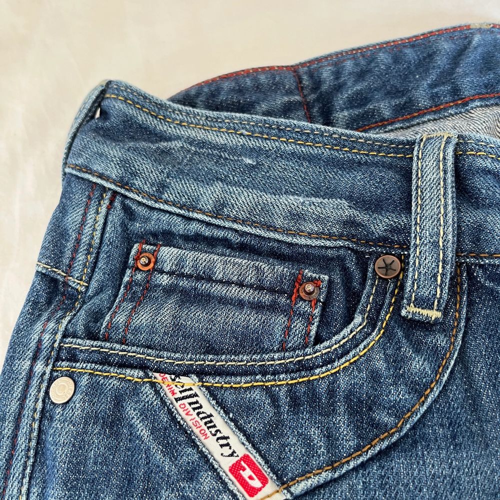 Jättesnygga lågmidjade diesel jeans. Köpta secondhand och säljer för de tyvärr inte passar längre. Köparen betalar frakten. Jeans og bukser.