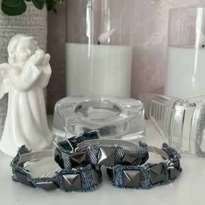 jeansnitarmband - jeans armband med nitar❤️‍🔥 finns i lite lite ljusare tyg och lite mörkare blå. Finns M, M och L❤️‍🔥 andra bilden är armbandet på armen och en idé på hur man kan styla det. ❤️‍🔥om man vill ha mindre frakt kan man få vanlig frakt för 13kr💘