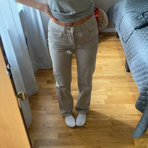 ASOS lightgrey midwaist straight jeans - Ett par helt nya jeans använd 1 gång i storlek 26/32. Passar mig som är 164 helt perfekt. köparen står för frakt och den är inte inlagd i priset