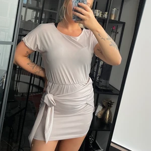 Klänning i ljus färg av rosa/grå  - Hudfärgade underkläder lyser ej igenom 