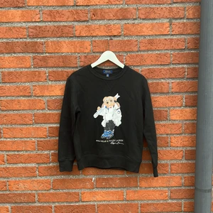 Polo Ralph Lauren Sweatshirt - Cool svart sweatshirt från Polo Ralph Lauren. (Polo Bear by Ralph Lauren). Sparsamt använd, nypris ca. 1000kr 