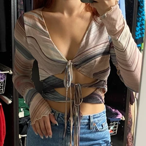 Fest topp - Festlig topp med cutouts/knytningar i mesh från shein. Aldrig använd, storlek xs/s, säljer för 79kr + frakt 🚚! Skriv vid intresse eller frågor!