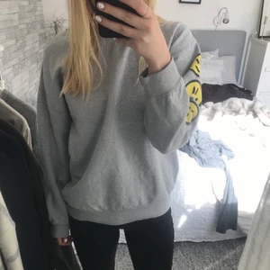 Sweatshirt - Jätte fin sweatshirt från Boohoo! Använd typ 2 gånger så den är i nyskick❤️Storlek S! Har även ett jätte fint tryck på baksidan💕 Skriv för fler bilder💖