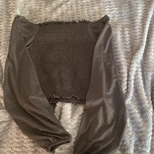 En svart blus  - En svart blus med prickar på sidan kommer från Kappahl i storlek 158-164. Använd en gång vid jul❤️