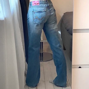 replay lågmidjade jeans - säljer dessa jättefina lågmidjade jeansen från replay!! jag är 172 och har storlek 36 och de passar mig, midjan är 42cm och innerbenslängden 85cm!!  skriv för fler bilder, kan mötas upp i stockholm!!    nypris är runt 1300kr