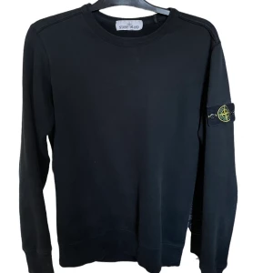 Stone island crewneck  - Stone island crewneck  Nästintill helt ny  St: S Köpt i stone island’s butik i stockholm  Köpt för 2200kr
