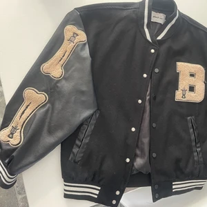 Svart jacka med detaljer i begie  - Jag säljer denna jackan för att den inte kommer till användning. Den är använd endast några gånger och är om ny. Skriv vid intresse! 