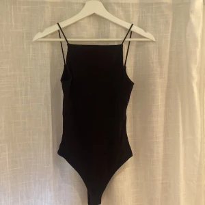 Svart body - Fin ribbad body som har djup rygg, inte använd så mkt då den inte är min stil. 