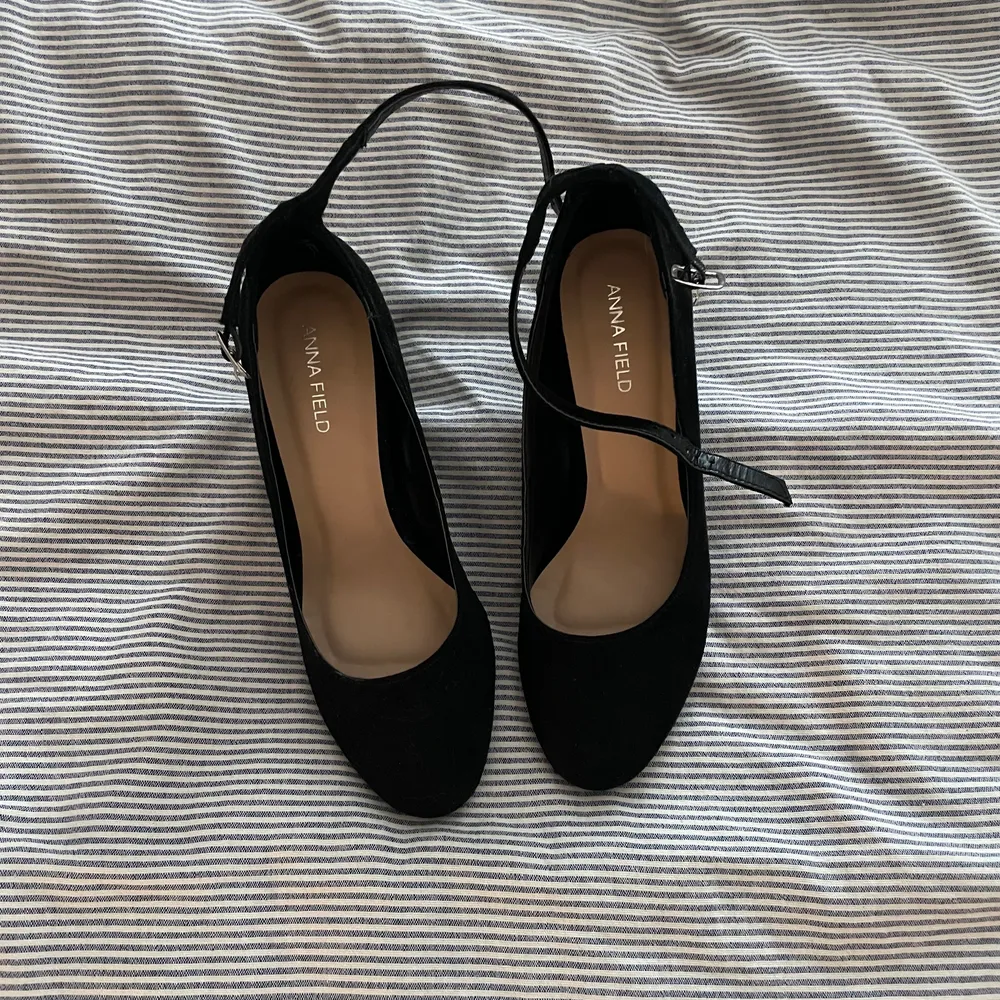 Fina pumps med knäppe🥰 aldrig använda 🖤. Skor.