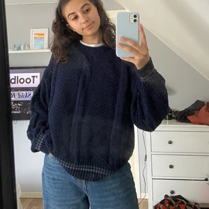 Vintage tjocktröja  - Mörkblå kabelstickad vintage tjocktröja köpt secondhand med lila och gröna detaljer💙 made in Sweden och så skönt material och riktigt snygg till jeans eller svarta kostymbyxor💙