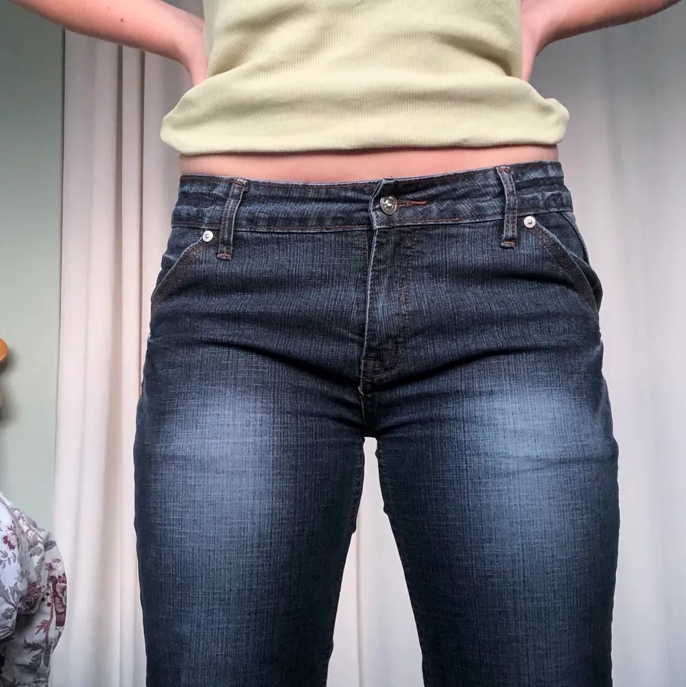 Coola low waisted jeans! Jeansen är bootcut och har snygga detaljer! Byxorna är nästan oanvända och har en väldigt bra passform. De kan passa både kortare och länge personer. Jag är 160cm och har vikt upp dem. Kontakta mig vid frågor<3 . Jeans & Byxor.