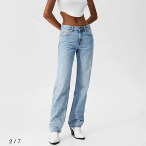 Midwaist Jeans  - Midwaist jeanst i strl 36. Köpta från pull and bear och är sparsamt använda.💕💕💕 Kolla gärna in min profil🌺🌺