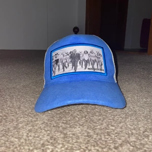 MAGGIORE C6 - Hejsan säljer min maggiore keps c6 tänkte sälja kepsarna så man kan få lite cash. Kepsen är använd den är formad på sidorna. Inuti så är de lite slitet när man har haft på sig de 2 knappar saknas på Baksidan men de e inte ett problem om man ska byta storl