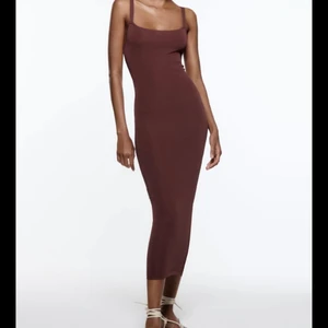 Maxiklänning zara - Säljer min superfina klänning som tyvärr inte kommit till användning. Slut i lager på Zaras hemsida💓 Nypris 399 kr