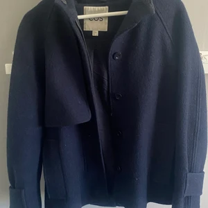 Marinblå COS jacka! - En super fin jacka från COS, köpt i vintras och använd fåtal gånger men i nyskick. Inga hål eller slitningar💕💕passa på då den inte finns i lager! Nypris ca 1800 om jag minns rätt. 