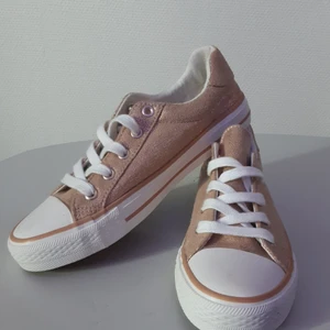 Skor - Säljer dessa helt oanvända skor i storleken 36,5 men dem funkar även för mig som har storleken 38