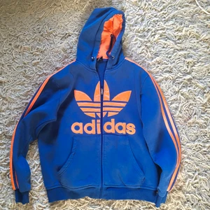 Adidas Hoodie - Skitsnygg adidas zip hoodie. Den är i bra skick. Strl S men Skulle säga M, passar alla med storlek XS- L beroende på hur baggy man vill ha den. Jag på bilden är S.