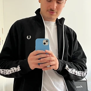 FRED PERRY Zip up - Fred Perry Zip up Trackjacket -Säljer denna svarta zip up tröja från Fred Perry. Inköpt för 2 månader sen och använt fåtal ggr. Säljes pga fel strl.  - Mitt pris: 350kr Nypris: 1099kr                                                      -Storlek: M - Kan mötas upp i Stockholm annars stär köparen för frakten.                                                                                  Ha det gött,                                                                      Oliver.