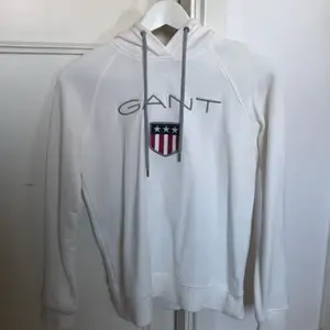 Fin vit hoodie från Gant i bra skick🤍 Endast använd en gång. Köparen står för frakten.