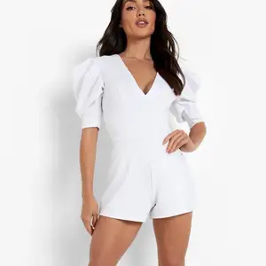 Denna vita play suit är från boohoo och är i storleken 40 och är perfekt inför studenten och sommaren🥰 Aldrig använd:)