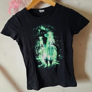 Alien Tshirt - ‼RABATT NÄR DU KÖPER FLERA TSHIRTS OCH HÄMTAR I STOCKHOLM‼ Loot crate exclusive tshirt med X-Files print, lappen i nacken är urtvättad men resten är i fint skick. Säljer många tshirts för att få utrymme i garderoben, så kolla gärna min profil. 🌷2st för 80kr🌷 3st för 100kr🌷5st för 130kr🌷(endast upphämtning)