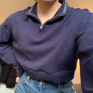 croppad tröja - croppad, blå tröja med dragkedja och krage, köpt på secondhand men fortfarande i fin skick 💙 sitter jättefint på, skulle nog säga att den passar xs-m 🥰