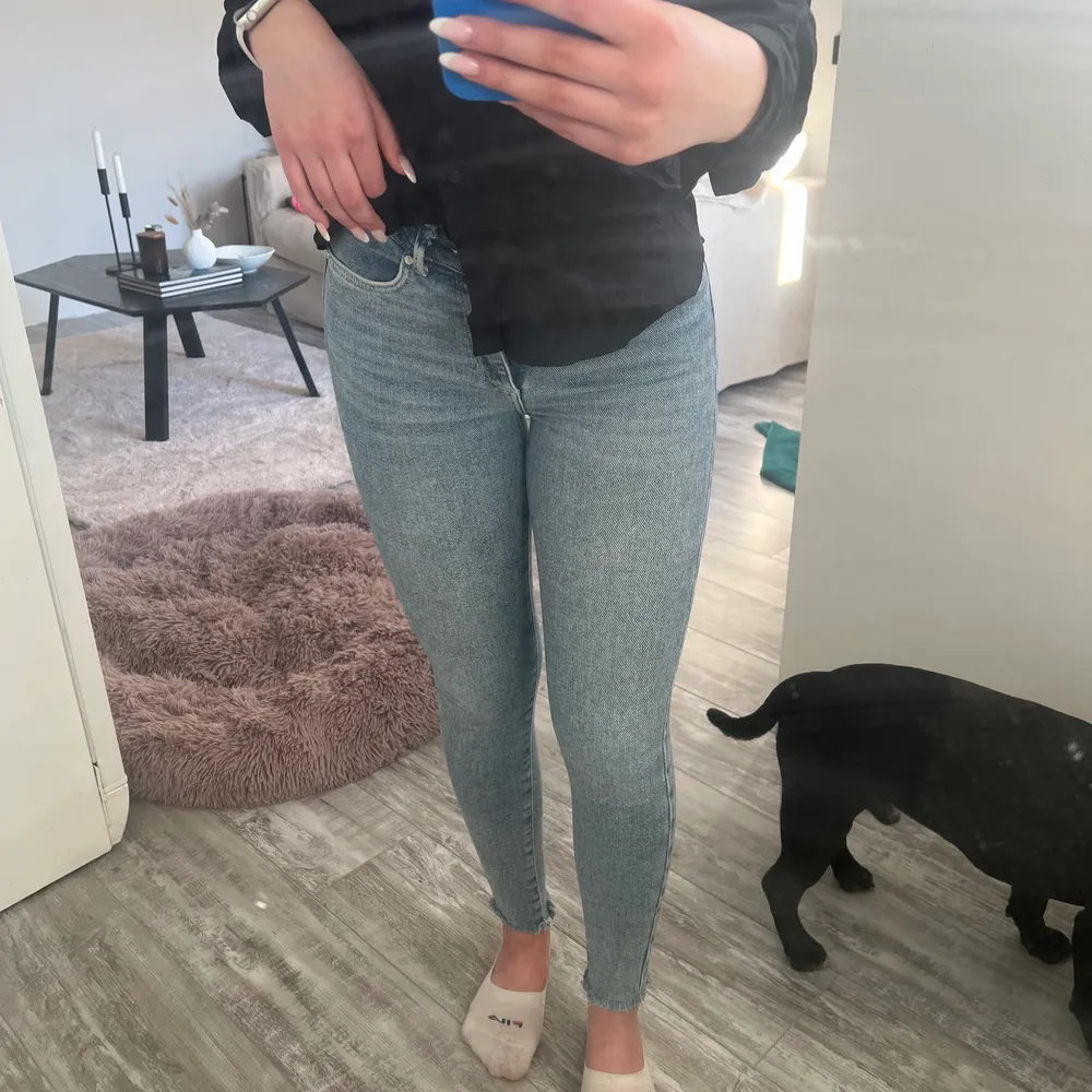 Jeans med slitning nertill från bikbok ❤️. Jeans & Byxor.