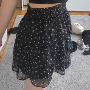 En jätte fin volang kjol från H&M den är sparsamt andvänd o köptes i sommras strl xs men jag skulle säga att den passar s 💖