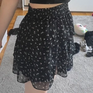 Volangkjol! - En jätte fin volang kjol från H&M den är sparsamt andvänd o köptes i sommras strl xs men jag skulle säga att den passar s 💖