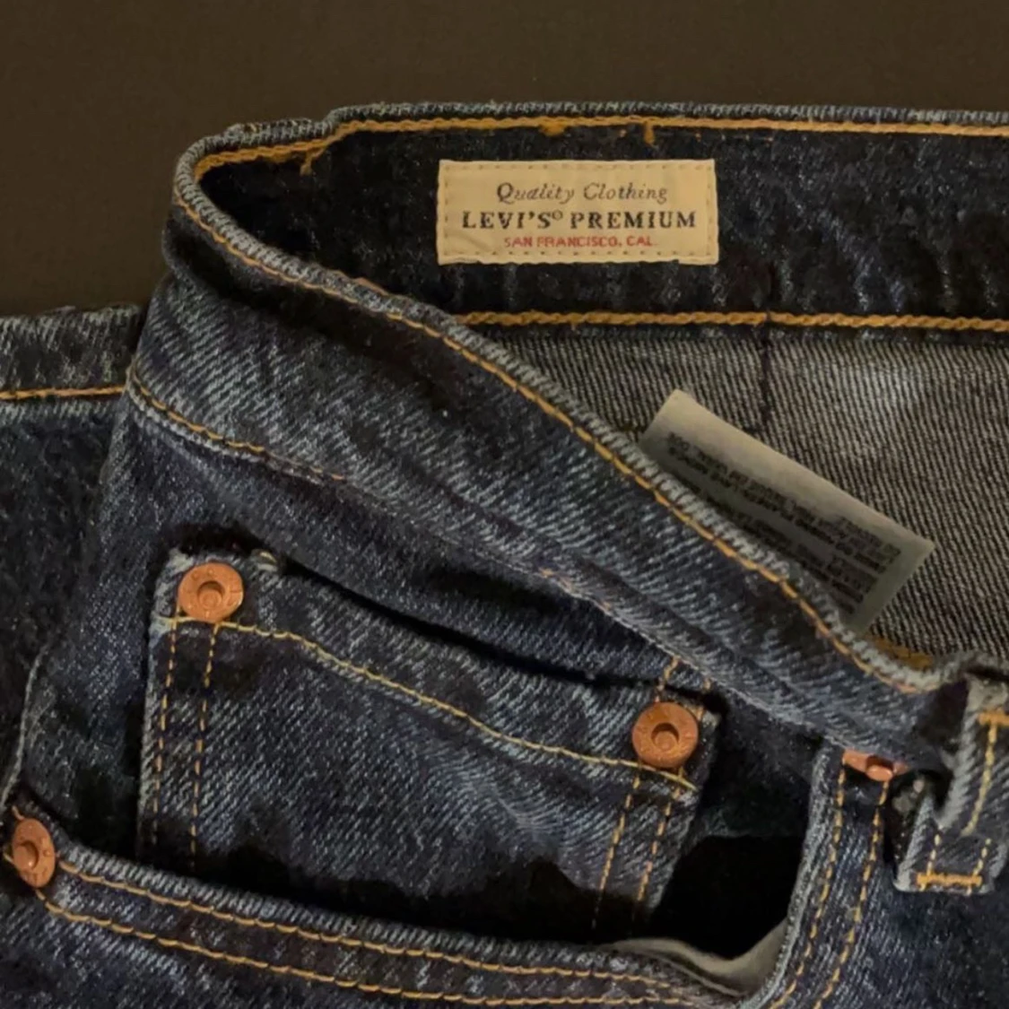 Midrise straightleg jeans från levis BUDGIVNINGEN ÄR INTE AVSLUTAD - 91