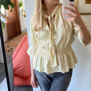 Blus - Blus från Zara🤍 Så fin färg 