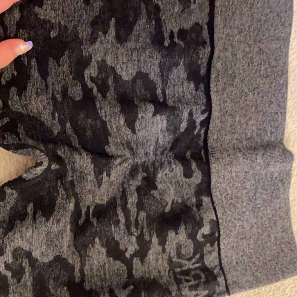 Populära och slutsålda gym shark camo leggings med ny pris 750kr😅 Dessa är använda 2 gånger och är i storleken M🥰 Priset kan diskuteras ❤️. Farkut & Housut.