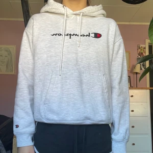  Champion Hoodie - Plagget är i ett bra skick. Storlek:XS, men passa även en Small eller medium. 