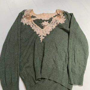 Grön stickad  - Aldrig använt. Snygga rosa detaljer 