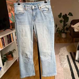 Lågmidjade jeans från weekday i en cropped fit. Storlek 25! 