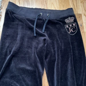 Juicy byxor - Säljer Juicy byxor i gamal modell. Byxorna är svarta och är lågmidjade. Står att dom är i storlek för 12-14 åringar men beror nog egentligen på längden. Priset diskuteras mer om man är intresserad.