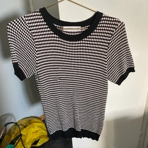 Zara tröja - Topp från zara! Den är nästintill oanvänd men har ett litet hål❤️ Det är igensytt så det kommer inte bli större och det är absolut ingenting man tänker på som man ser på andra bilden❤️